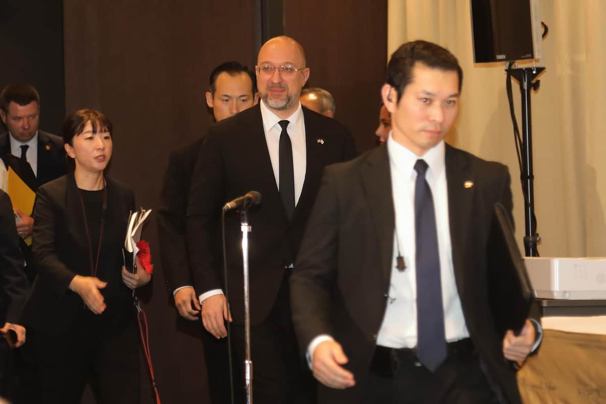 記者会見場に入るウクライナのシュミハリ首相