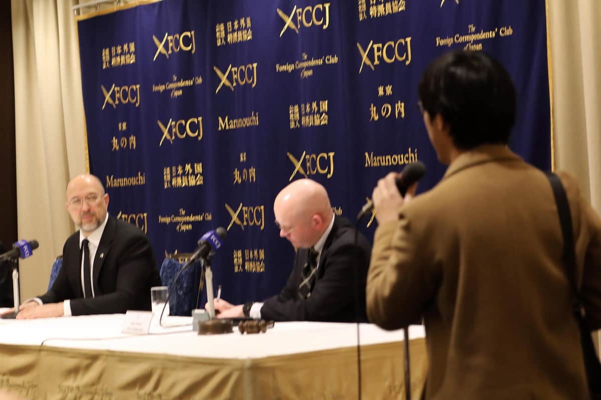 記者の質問を受けるウクライナのシュミハリ首相
