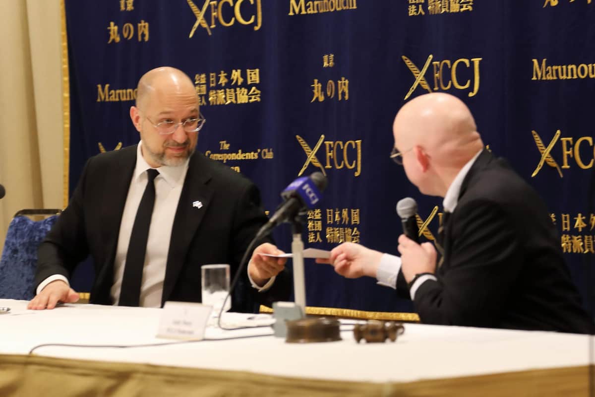 会見終了時に名誉会員証を手渡されるウクライナのシュミハリ首相