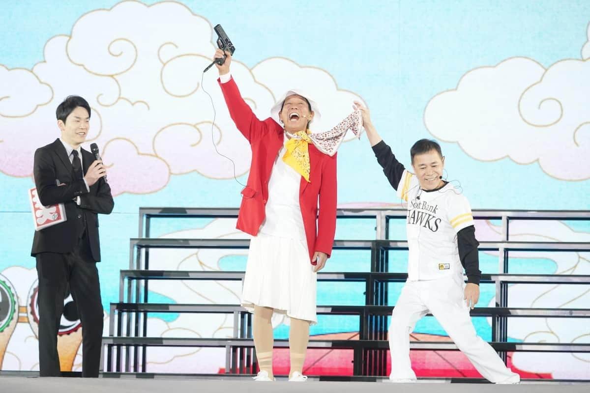 「博多華丸・大吉 presents 華大どんたく supprtedバイ 洋服の青山」にシークレットゲストとして登場した明石家さんまさん（写真中央） （c）吉本興業