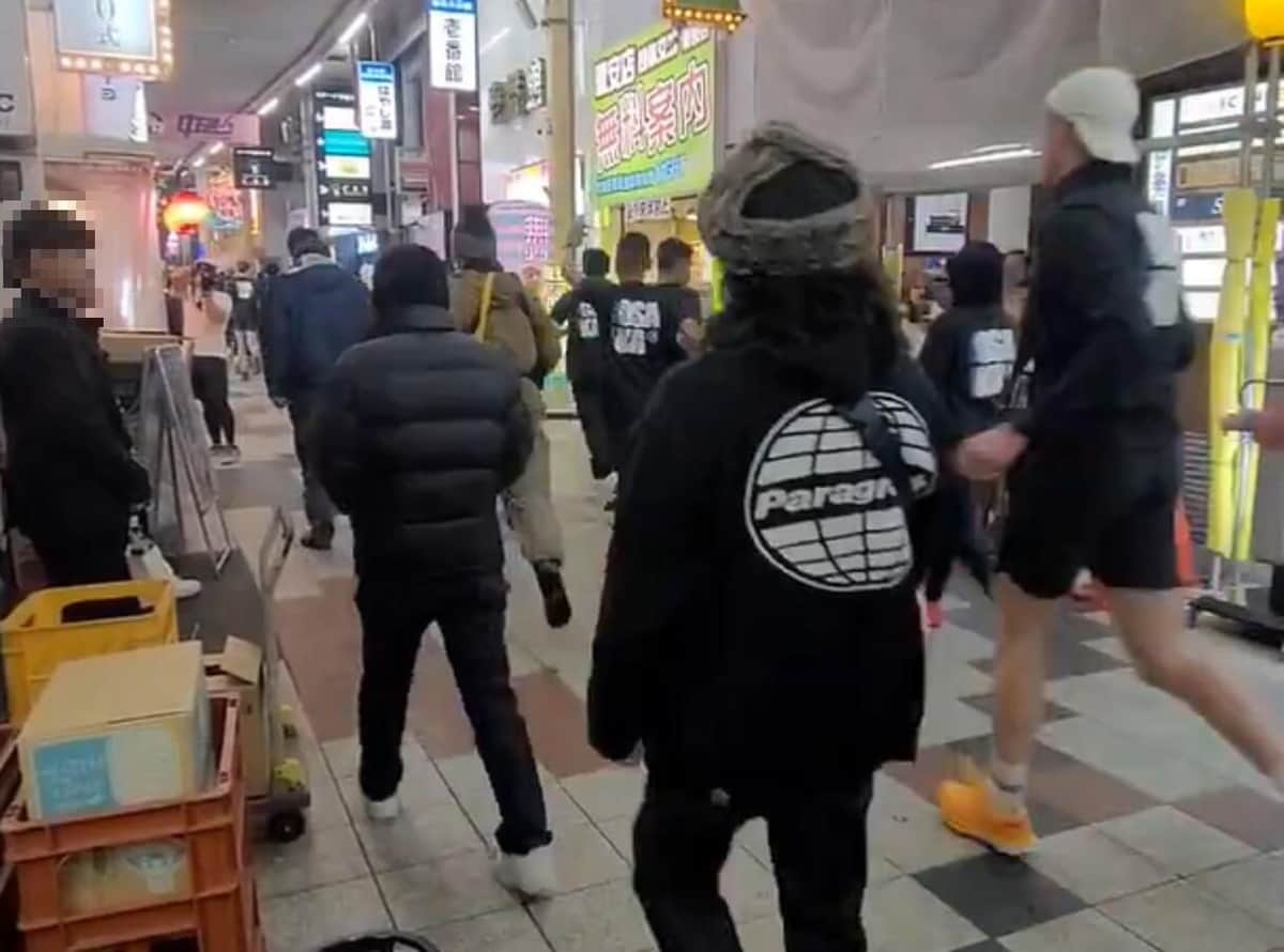 こぶしを突き上げるランナーも（たかロビン＠takaibukiyaさん投稿の動画から）