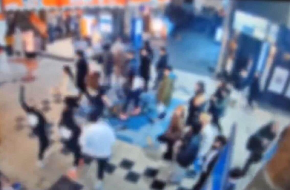 あわやぶつかりそうに（たかロビン＠takaibukiyaさん投稿の防犯カメラ映像から）