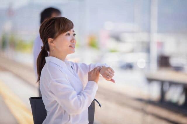 電車が遅延して困る女性