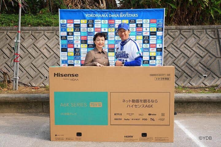 李 文麗社長がハイセンスの大画面テレビを寄贈。三浦大輔監督と一緒に