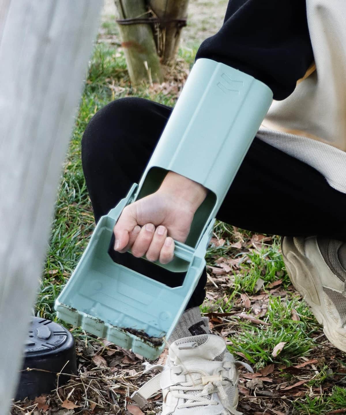 3COINSの商品「手にはめるスコップ／KIDS外遊び」、公式通販サイトより