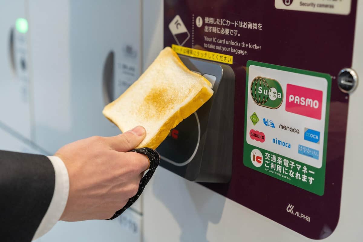 食パンで改札を通過？？→パスケースでした　Xで話題、制作者が目指した「二度見されるような本物感」