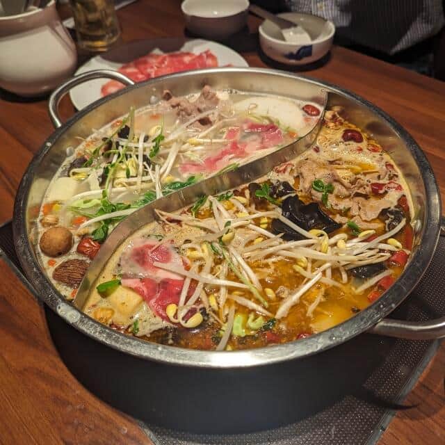 中国などでは羊肉の火鍋が人気だ