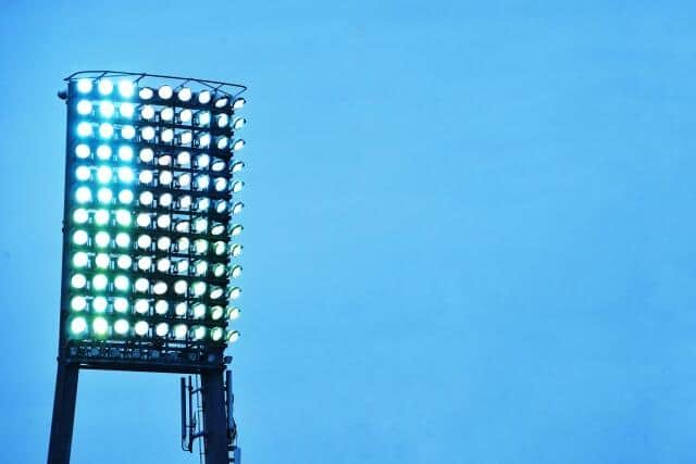 夜の試合には大電力が消費される