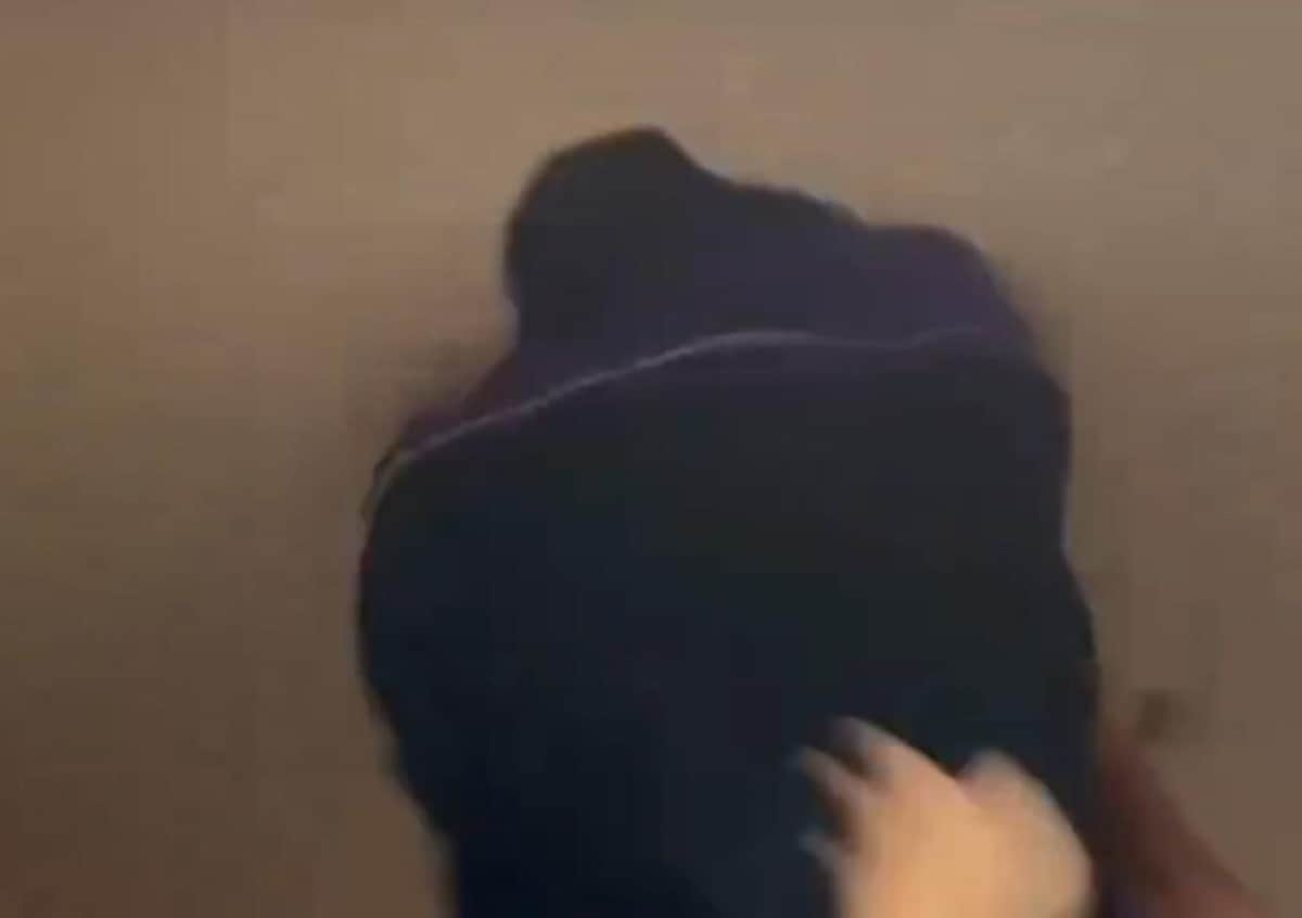 胴上げされた男性の頭が天井に当たり…（イム浪＠imu_rouninさん投稿の動画から）