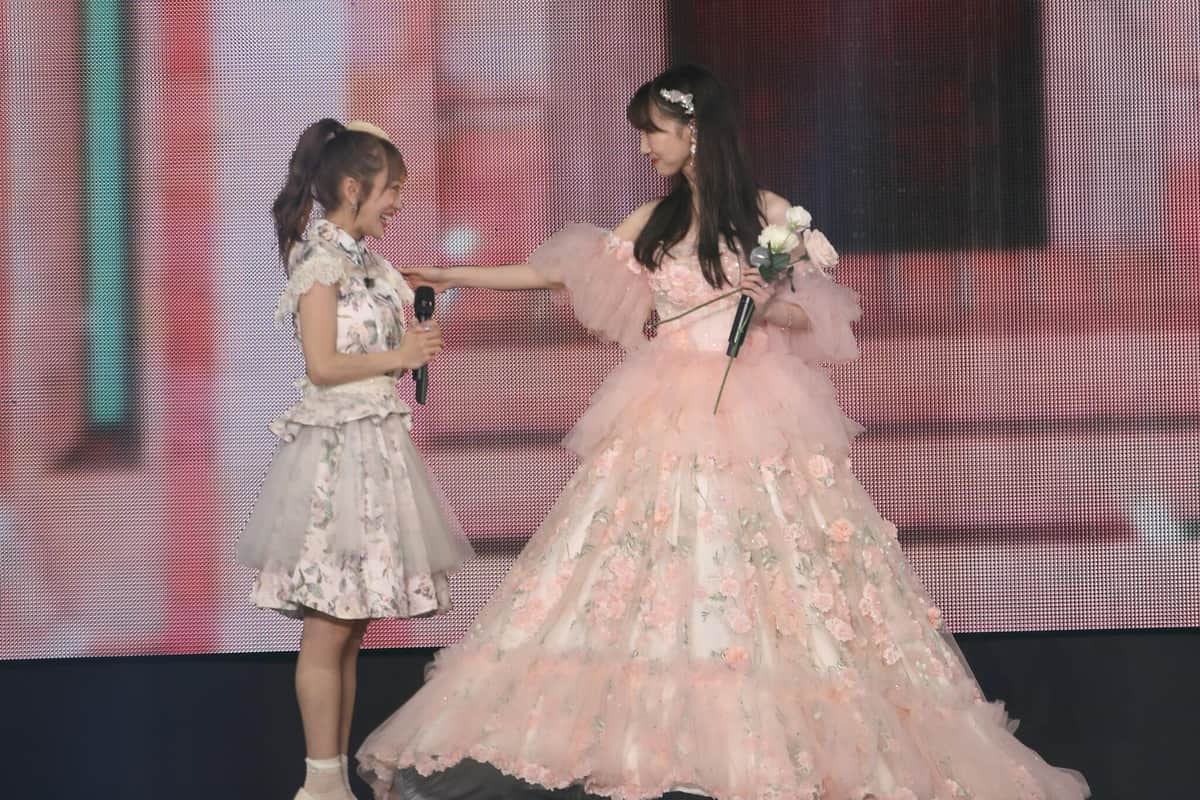 グループ総監督を退任した向井地美音さん（左）と