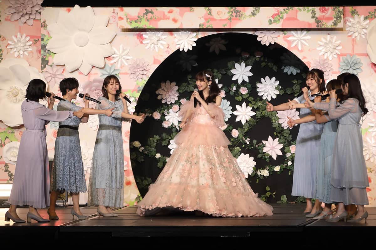 旧「チームB」メンバーで円陣。「初日」をパフォーマンスした