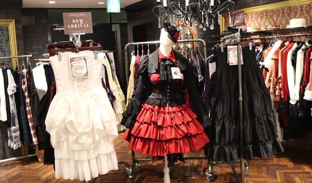 ヴァレリス「PivoineFrill Skirt」をボディに着用している様子