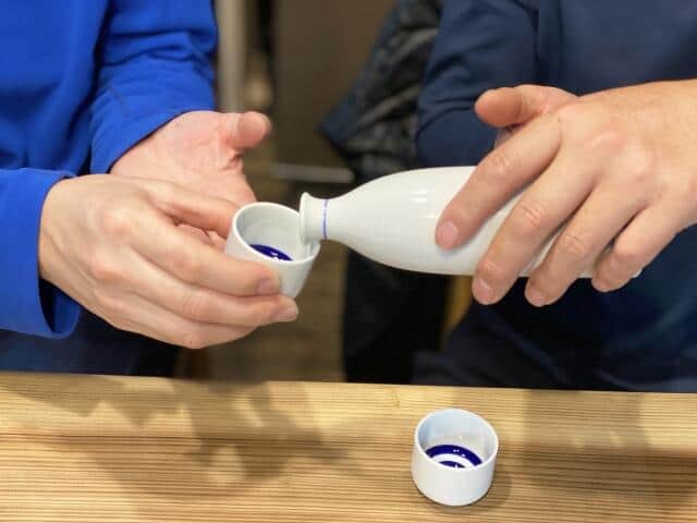 上司に料理を取り分け、お酒を注ぐ「文化」　若者に率直な意見を聞きました