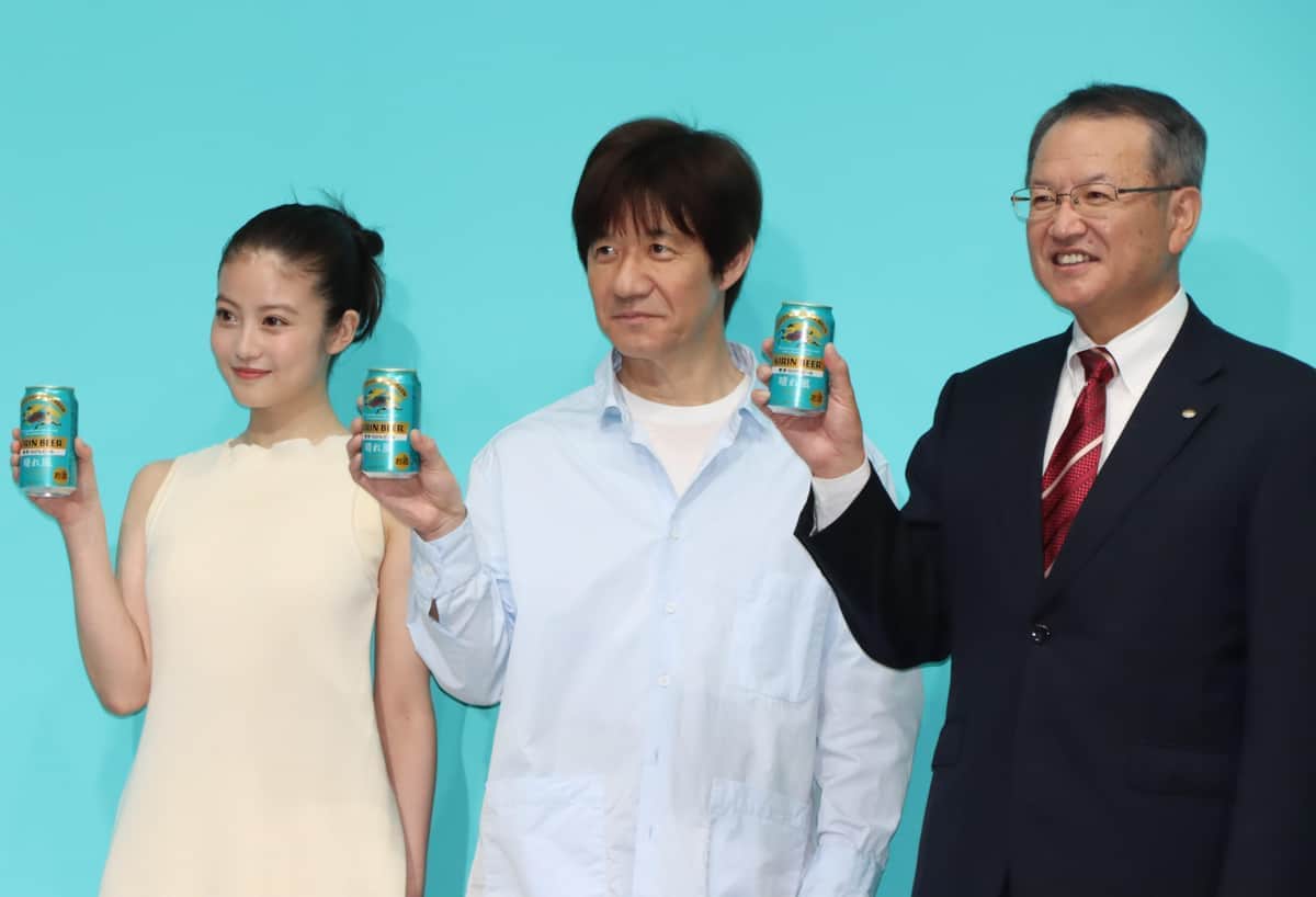 左から今田美桜さん、内村光良さん、キリンビールの堀口英樹社長