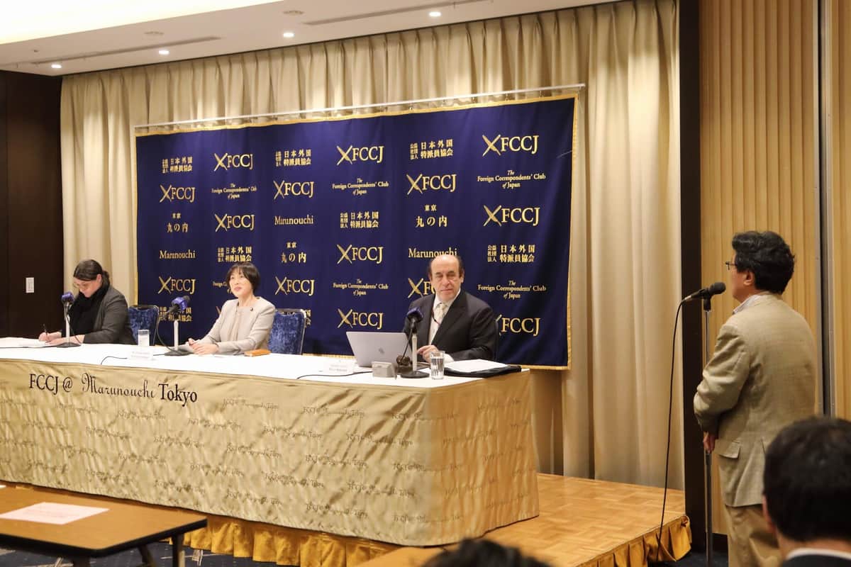 記者の質問を聞く共産党の田村智子委員長