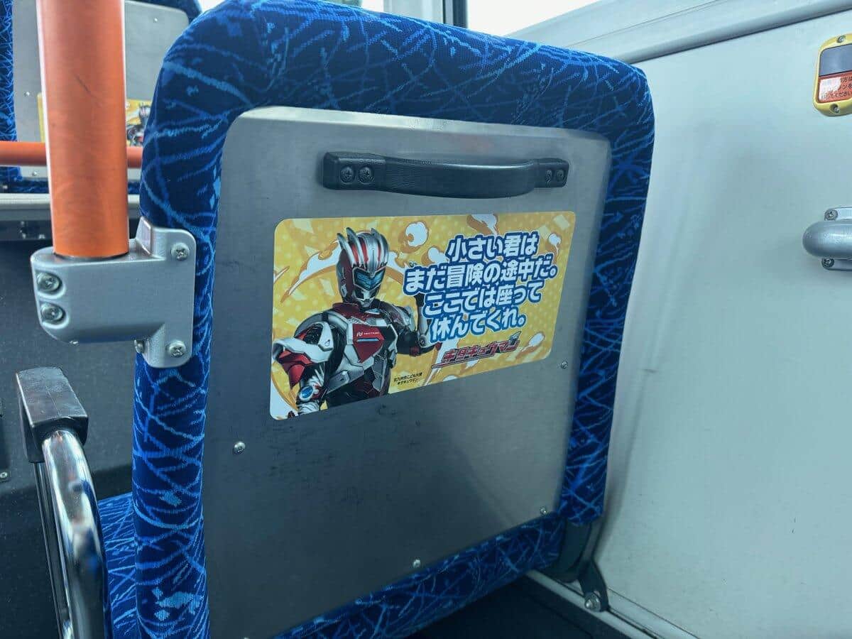 座席の後ろにも「キタキュウマン」（写真は北九州市営バスの公式Xから）