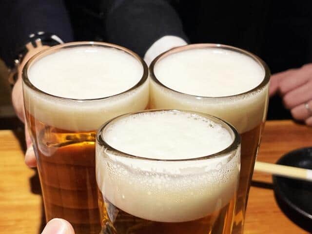 友人と久しぶりの飲み会（画像はイメージ）