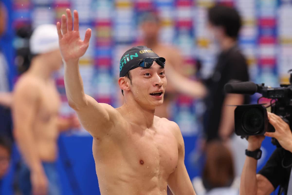 競泳・入江陵介が引退会見、北島康介のサプライズ出演に涙　ネットねぎらいの声「黄金トリオだったもんなぁ」「お疲れ様でした」