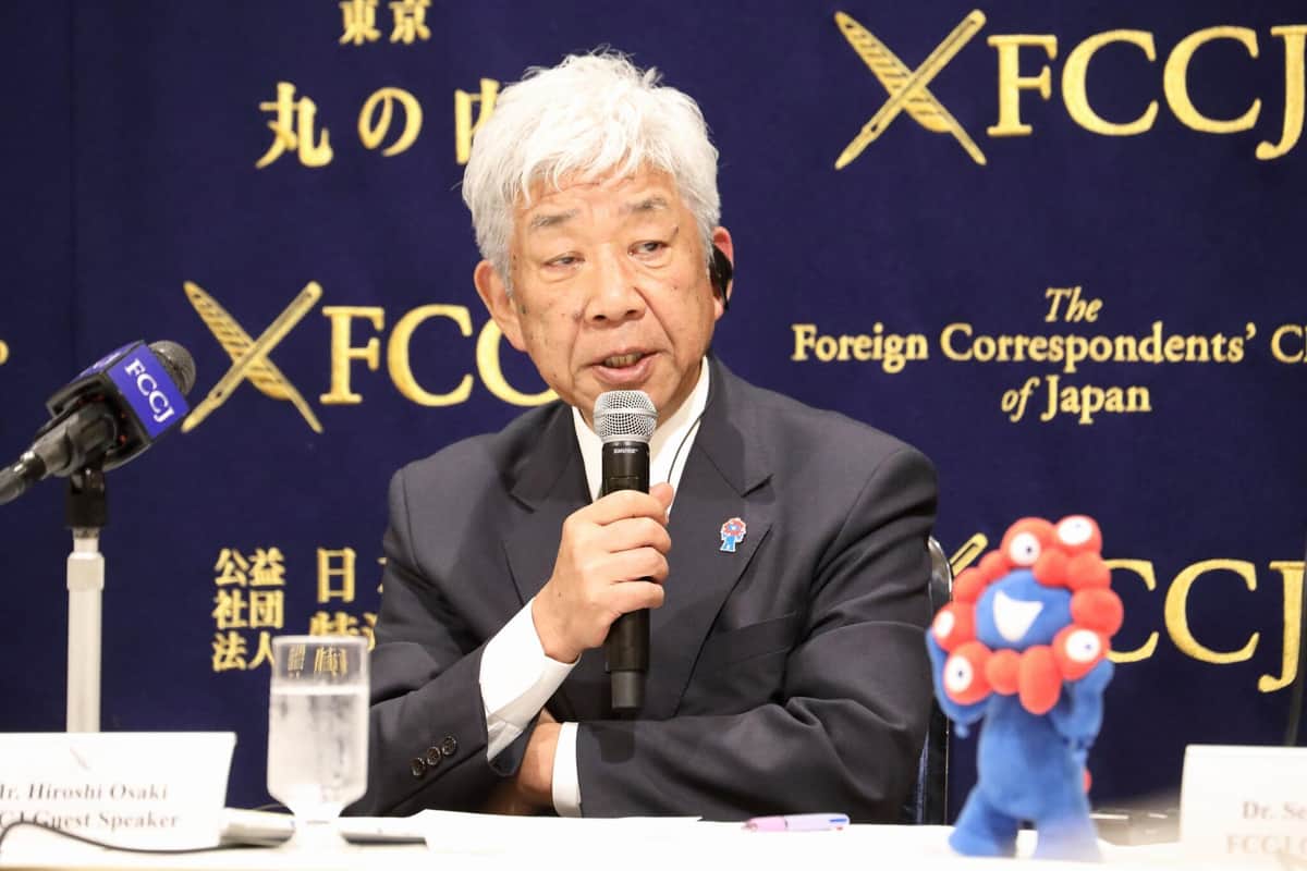 記者会見で発言する大崎洋氏。万博「催事検討会議」共同座長を務めている