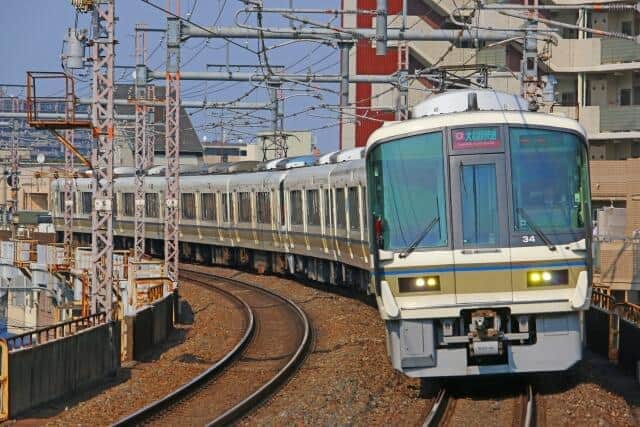 朝の大阪環状線が乗務員の「体調不良」で遅延　実は「『足の踏み外し』でけが」、京橋駅に救急車＆消防車が出動