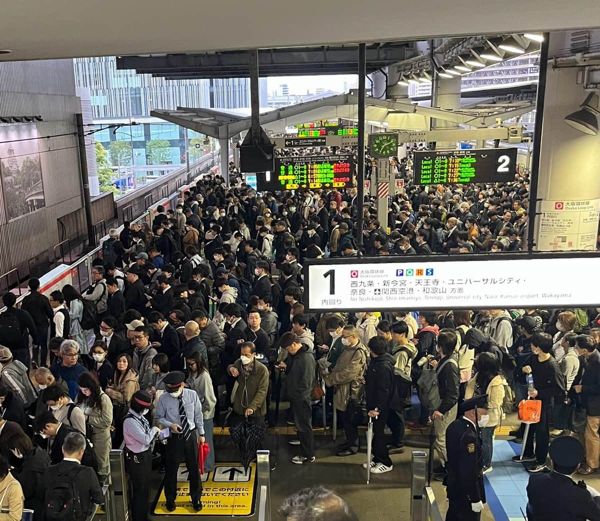 混雑する大阪駅の環状線のホーム。オオダテ チアキ@美容業界で働くサラリーマン（@chiakiodate）さん提供