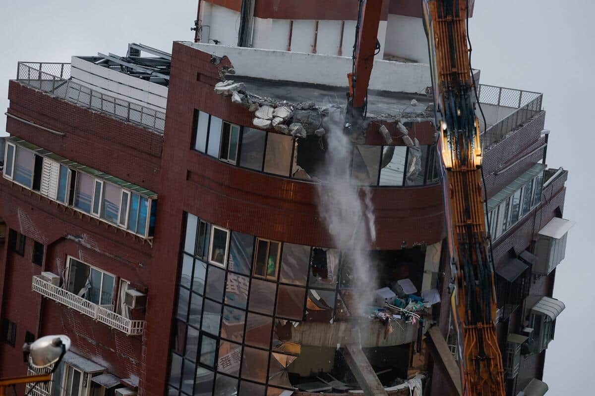 台湾東部沖地震で倒壊したビルの解体工事（写真：ロイター/アフロ）