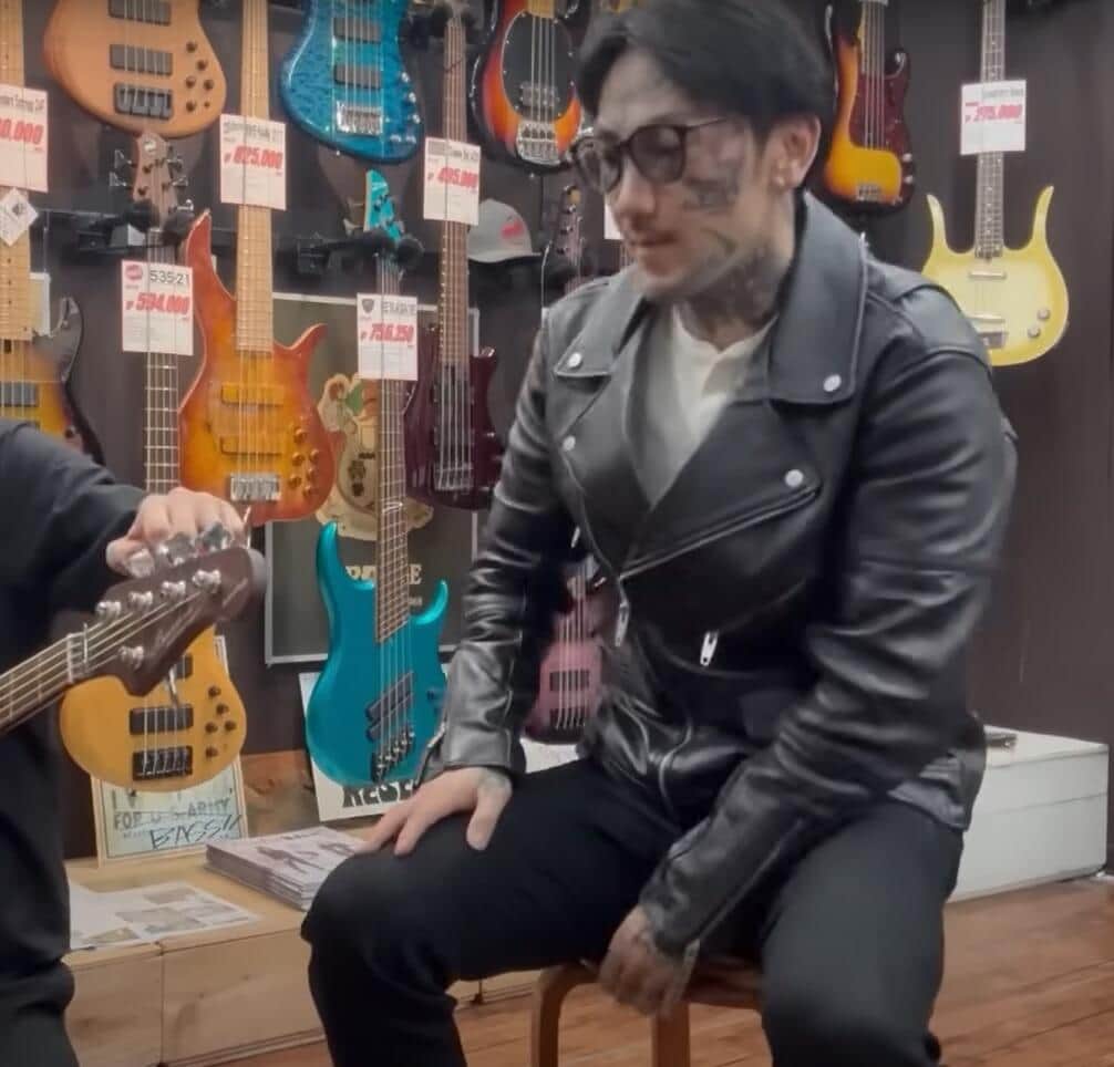 店員から説明を聞く瓜田さん（ユーチューブチャンネルから）