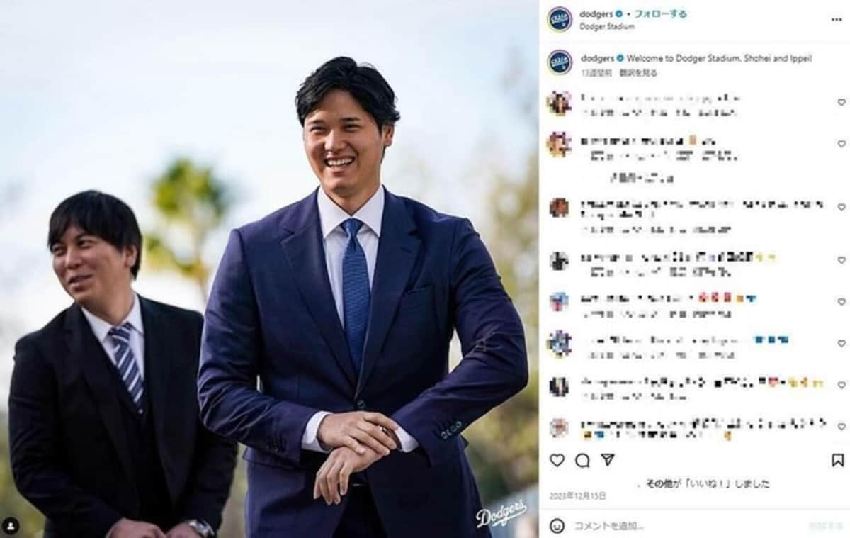 ドジャース入団会見での水原容疑者（向かって左、ドジャースインスタグラムから）