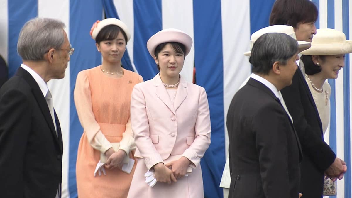 春の園遊会に参加した愛子さま（前）と佳子さま（後）。愛子さまの参加は初めてだ（画像は宮内庁提供動画から）