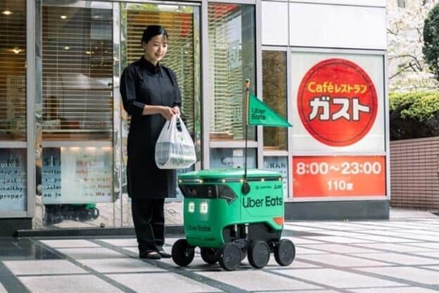 ウーバーイーツ「デリバリーロボット」をガスト日本橋店で　「人が配達」スタイルにどう影響