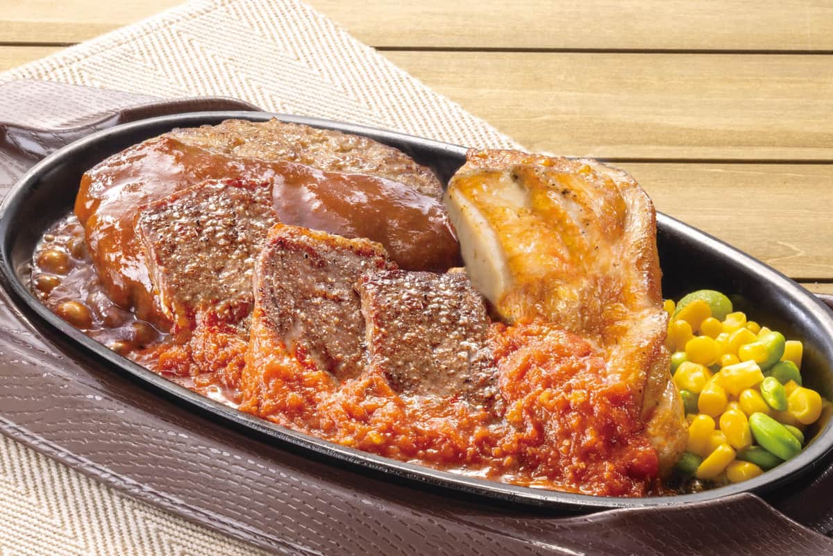 ガストの「カットステーキ肉盛りプレート」