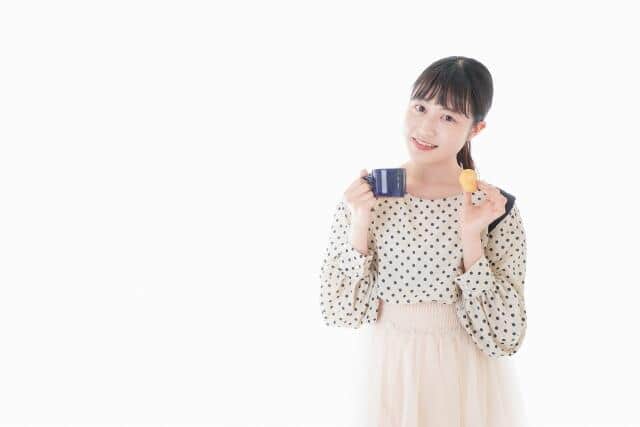 おやつ休憩を取る女性（画像はイメージ）