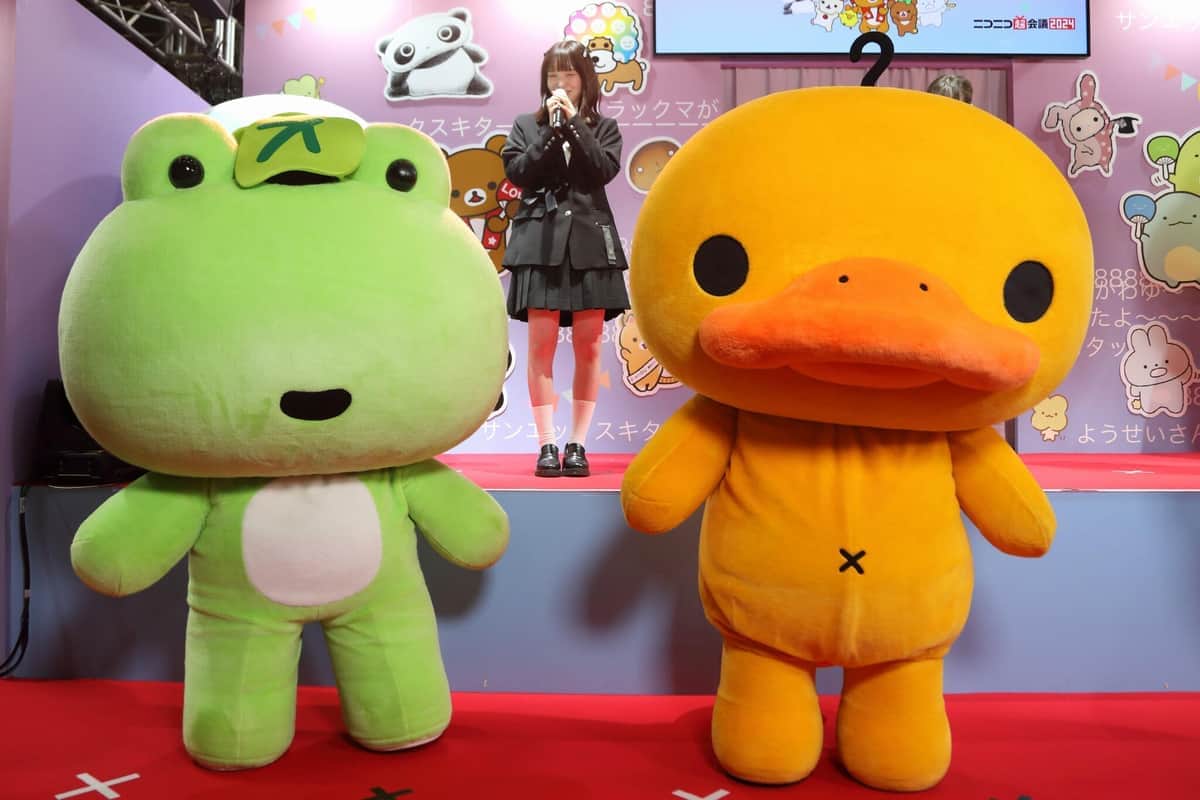 私立恵比寿中学（エビ中）の桜井えまさん。推しキャラは「次の日ケロリ」（左）だ