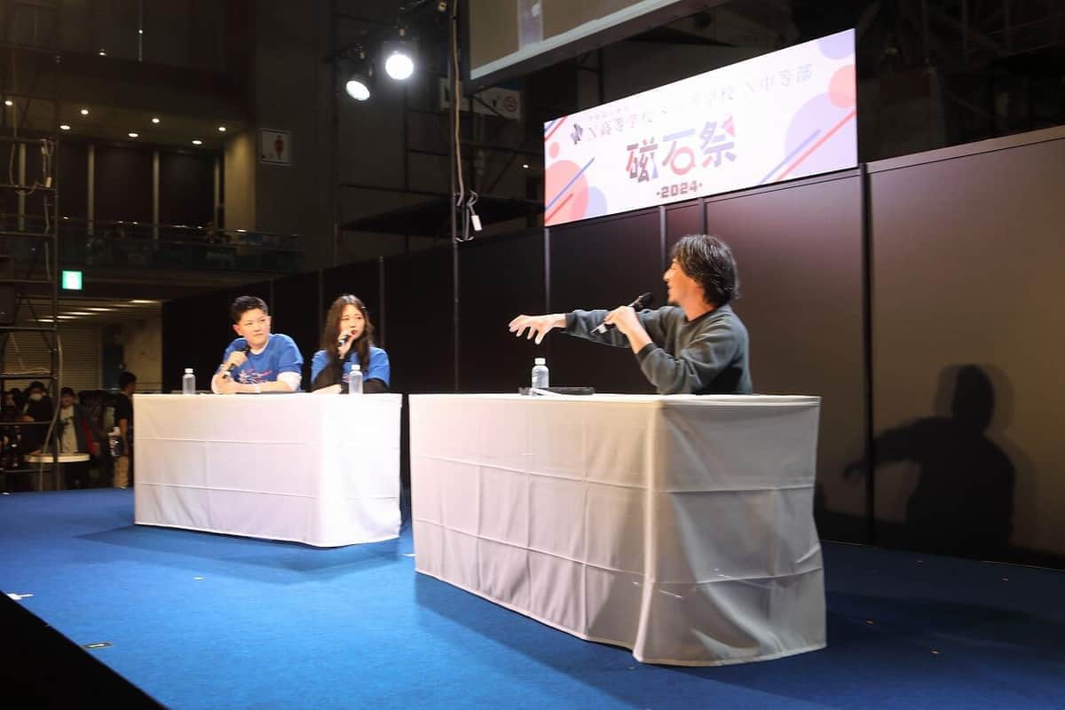 ひろゆき氏は「N高校・S高校」（N/S高）などの文化祭「磁石祭」の「生徒会役員とのスペシャルコラボステージ」に登壇した