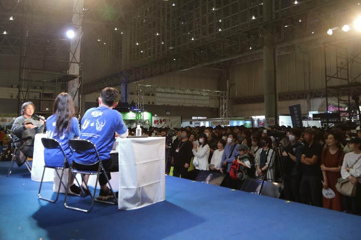 ステージには大勢の観客が集まった