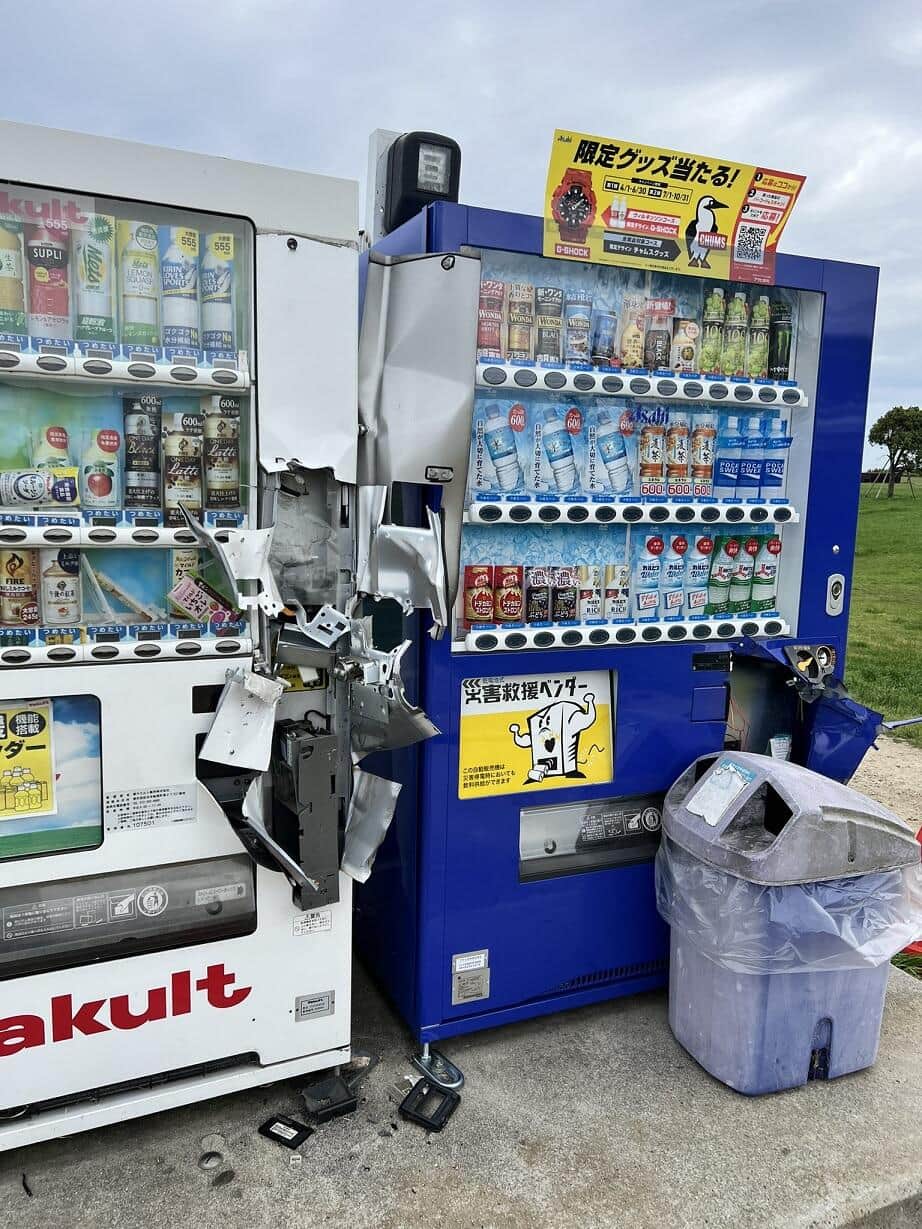 破壊被害に遭った自販機2台（写真は、Hiro＠XL400VRTRANSALPさん提供）