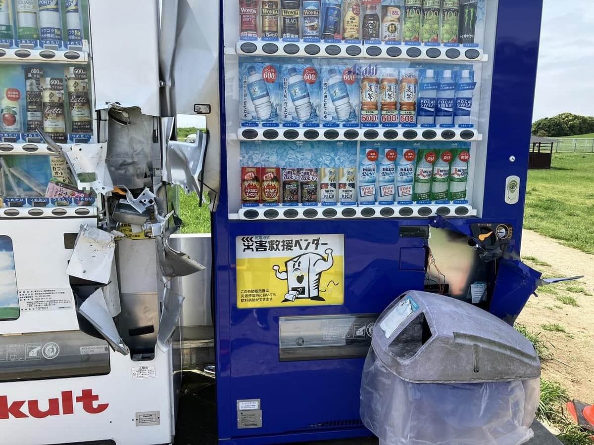 被害に遭った自販機2台の別投稿（写真は、しょう＠keirinotakuさん提供）