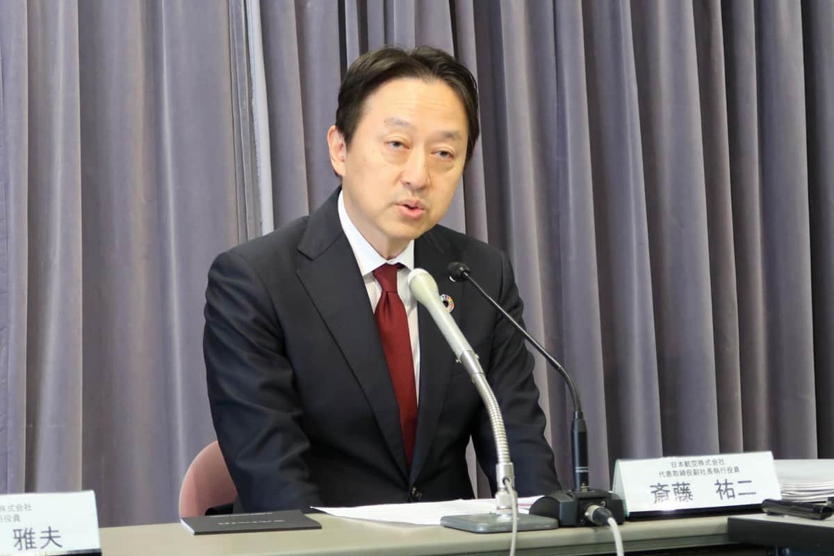 記者会見する日本航空（JAL）の斎藤祐二副社長