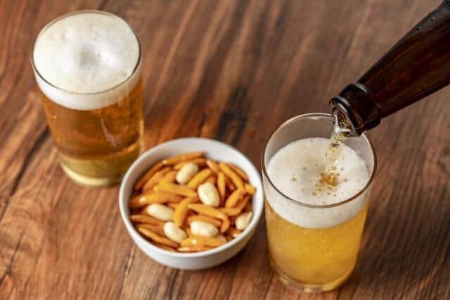 立ち飲みの「ビール大瓶」大阪は東京より安い　店員や「事情通」の客に聞くと