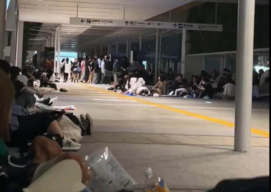 「帰宅難民」が出た新山口駅の構内（ひなた＠kyor_0423さん投稿の動画から）