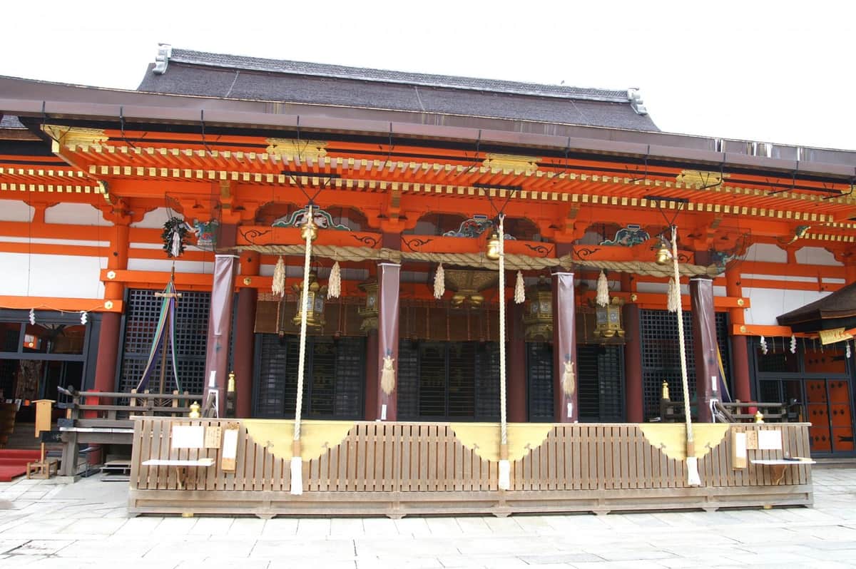 鈴の緒は、本殿に3つある