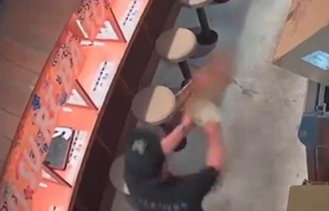 そばを器からブチまける男性（沖縄そばススリバ＠susuriba_投稿の動画から）