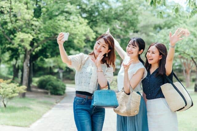 電源が入らない古いケータイ復活、思い出写真を無料プリント　auが他社ケータイまでサービス　その「太っ腹」の理由