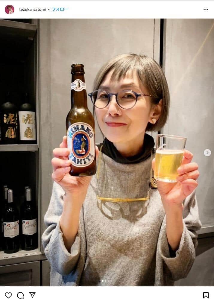 「うつむき加減がお父さんそっくり」「真田広之さんかと」　手塚理美、イケメン俳優・次男とランチへ