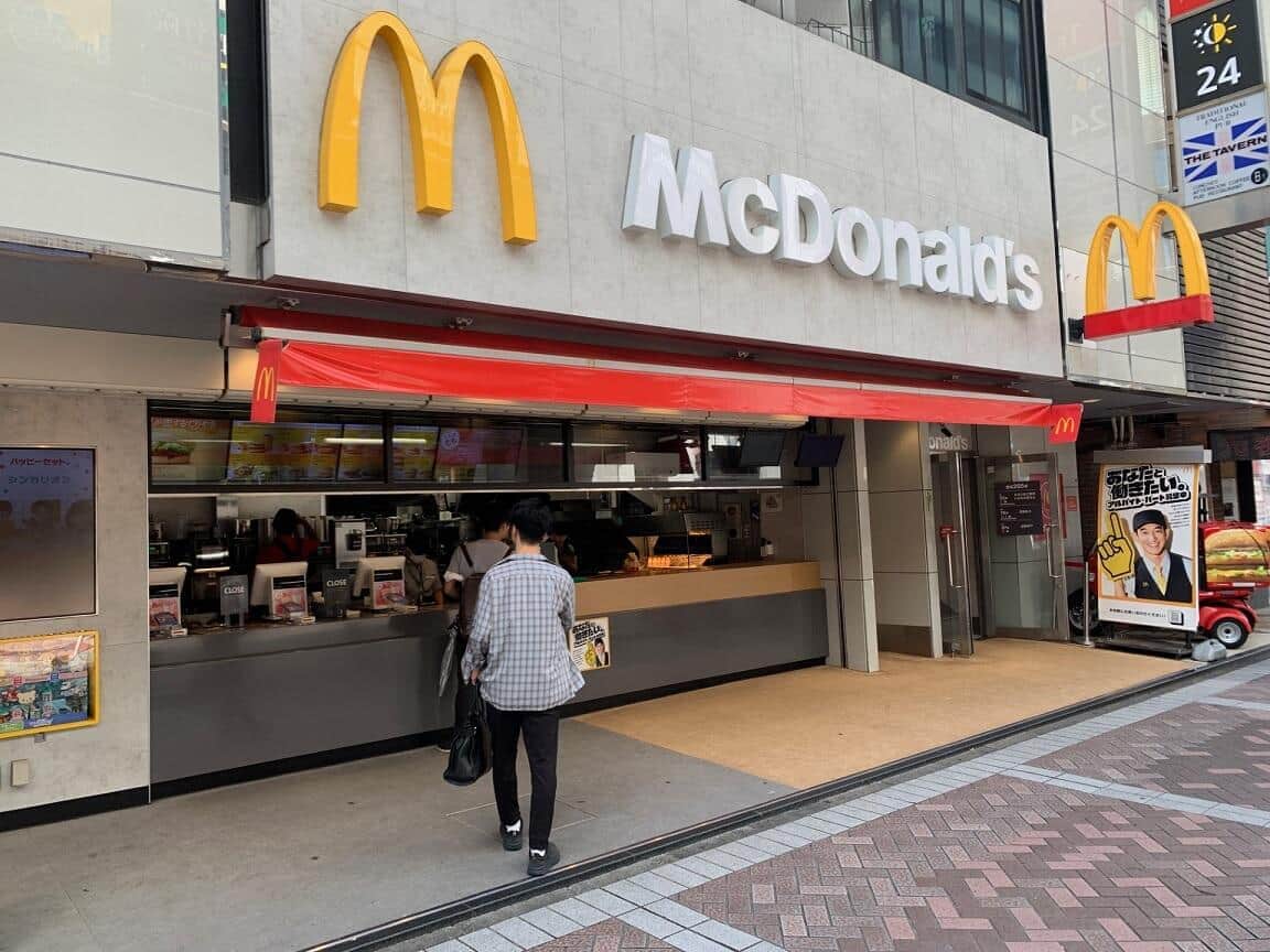 同じ横浜駅なのに......マックのハンバーガー、西口の方が東口よりも50円高い理由