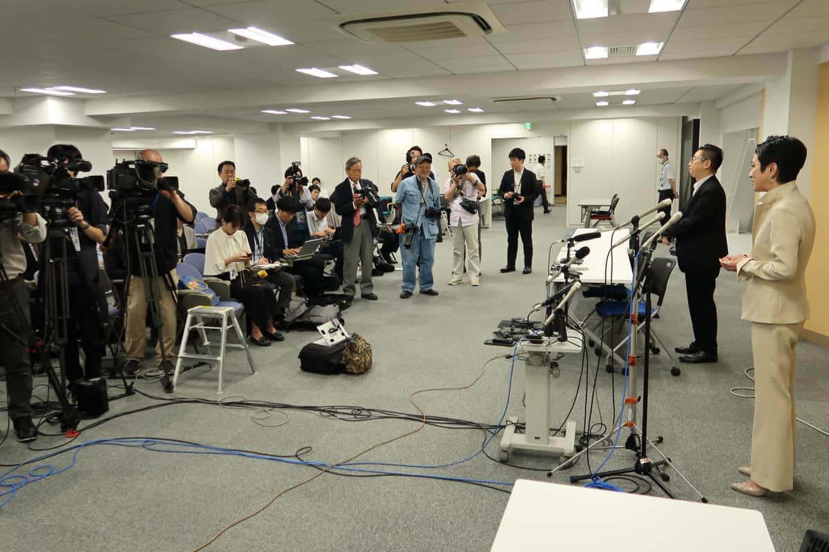ぶら下がり取材は立憲民主党本部のホールで行われた