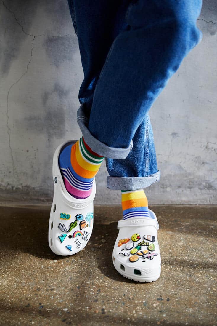 「クロックス」をデコる令和の若者たち　かわいさ満点「推しのイベントでアピールできる」