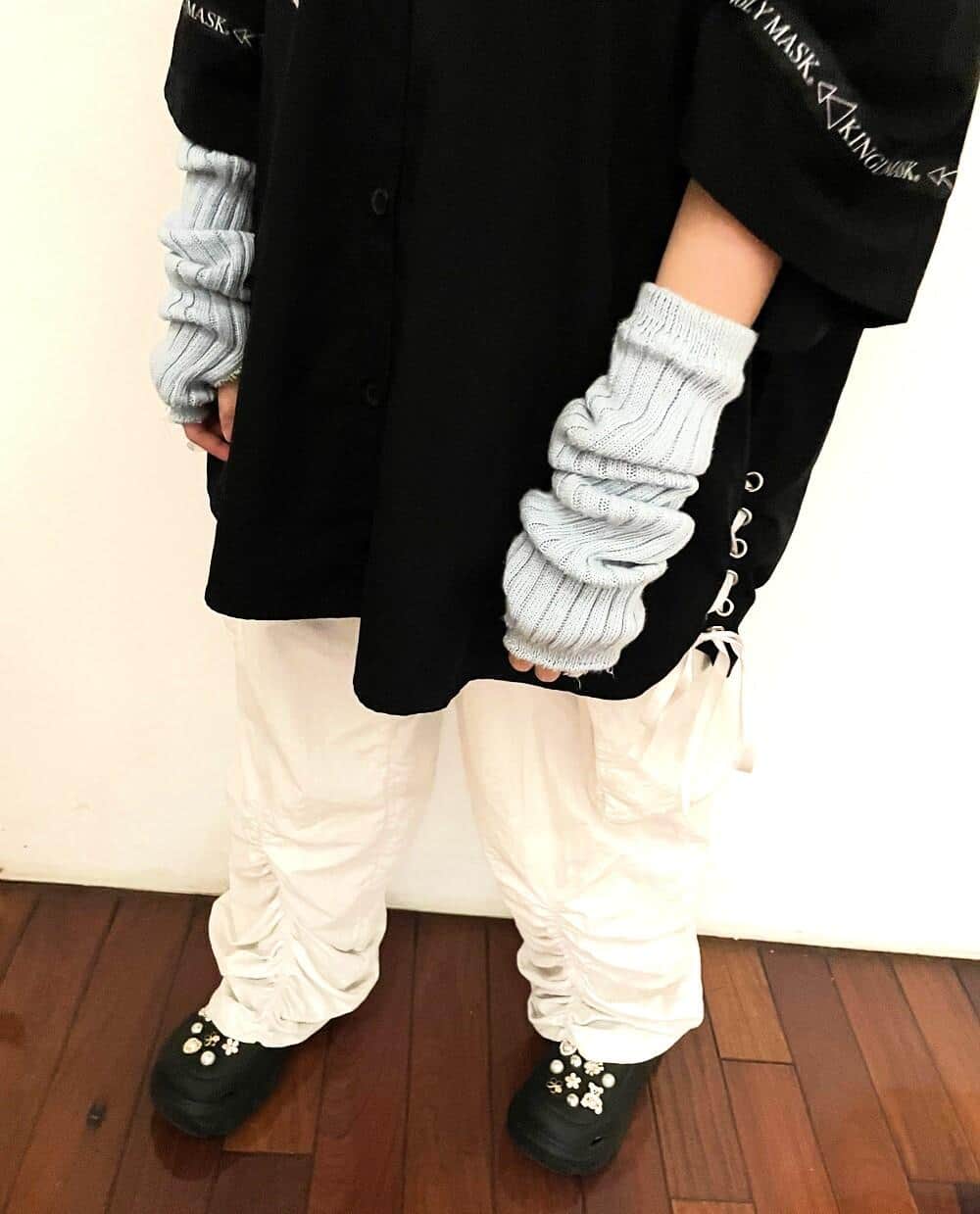 デコクロックスをあわせたラフなファッション