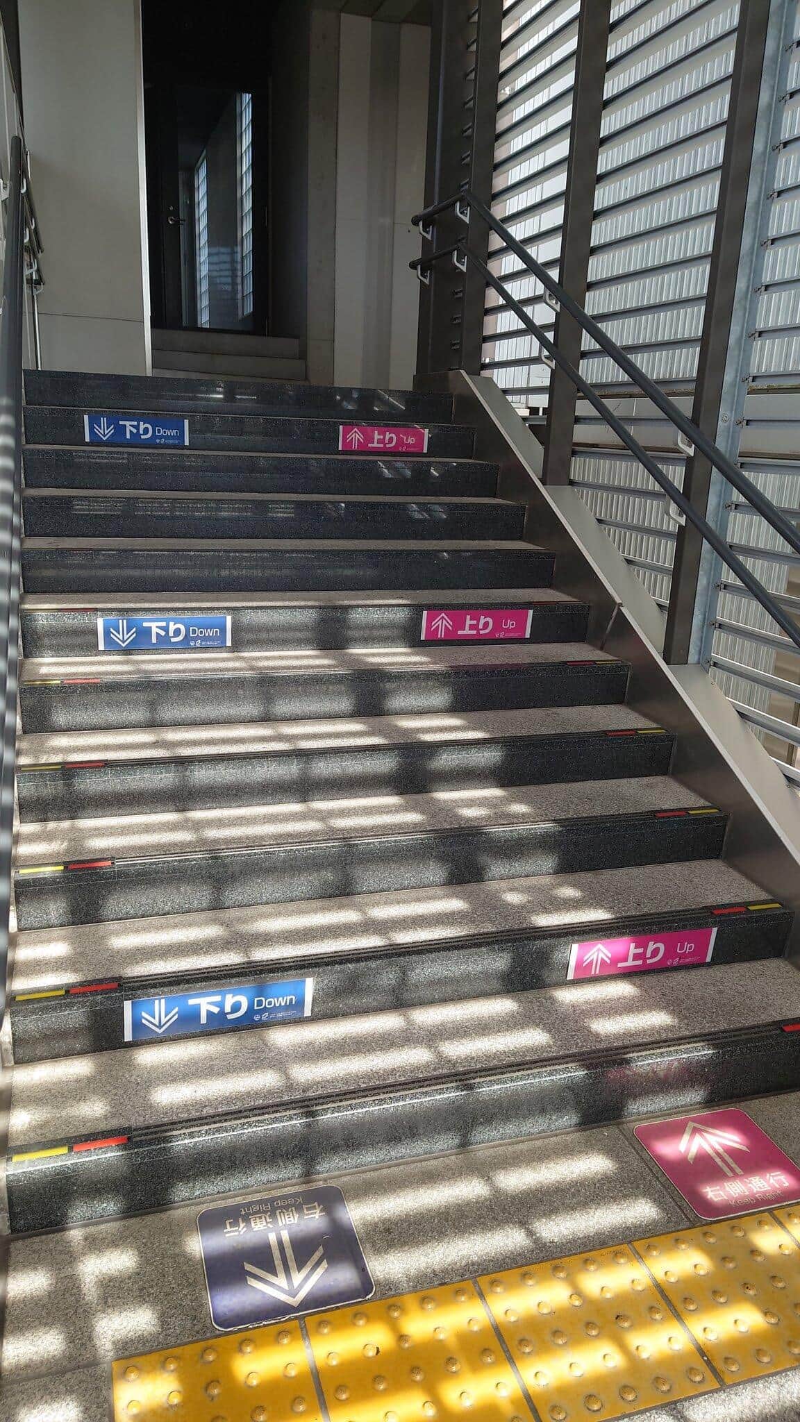 池ノ上駅の階段、Xユーザー・スワロー（＠As713T）さんの投稿より。撮影は2024年6月11日