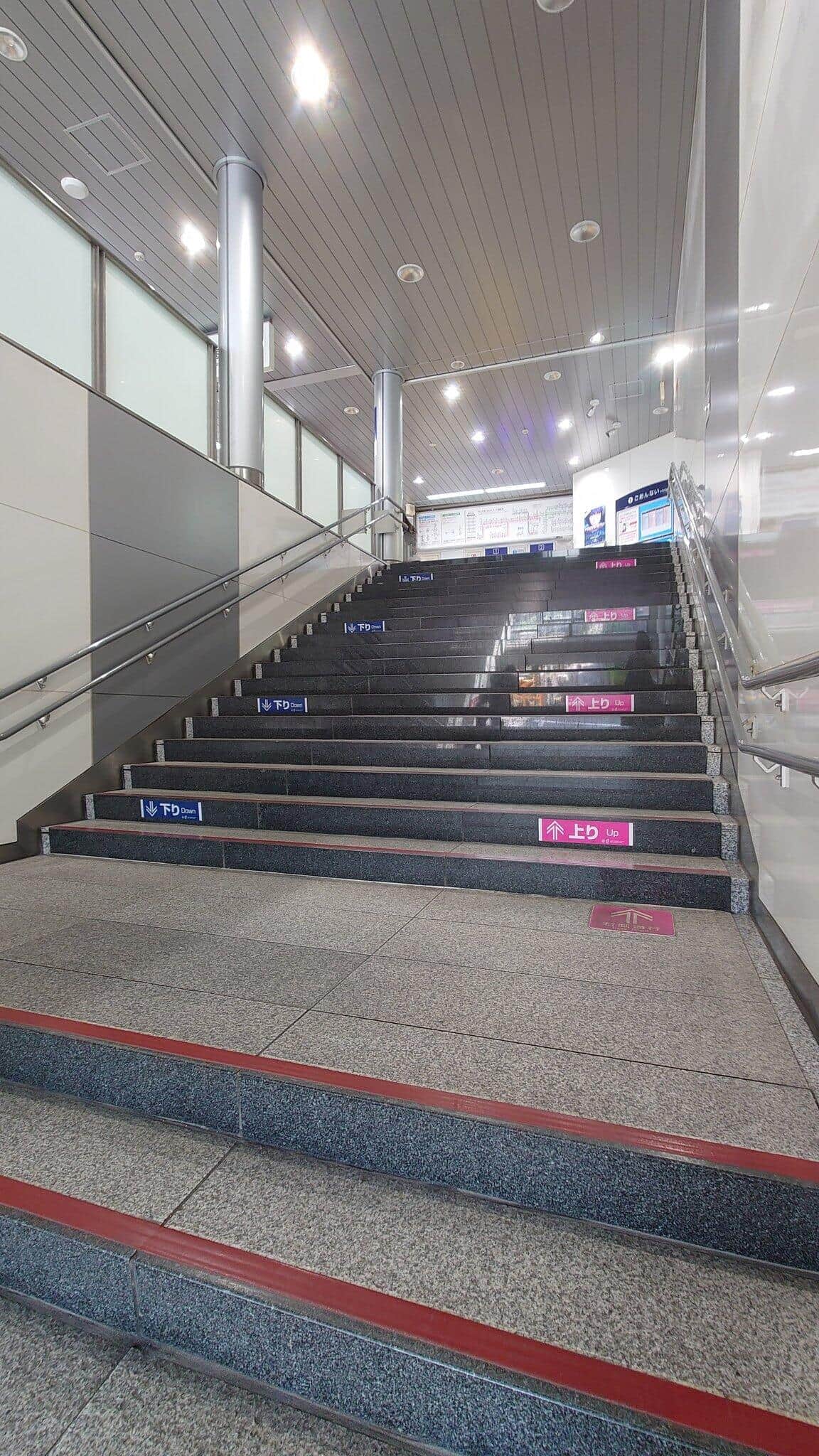 池ノ上駅の階段、Xユーザー・スワロー（＠As713T）さんの投稿より。撮影は2024年6月11日